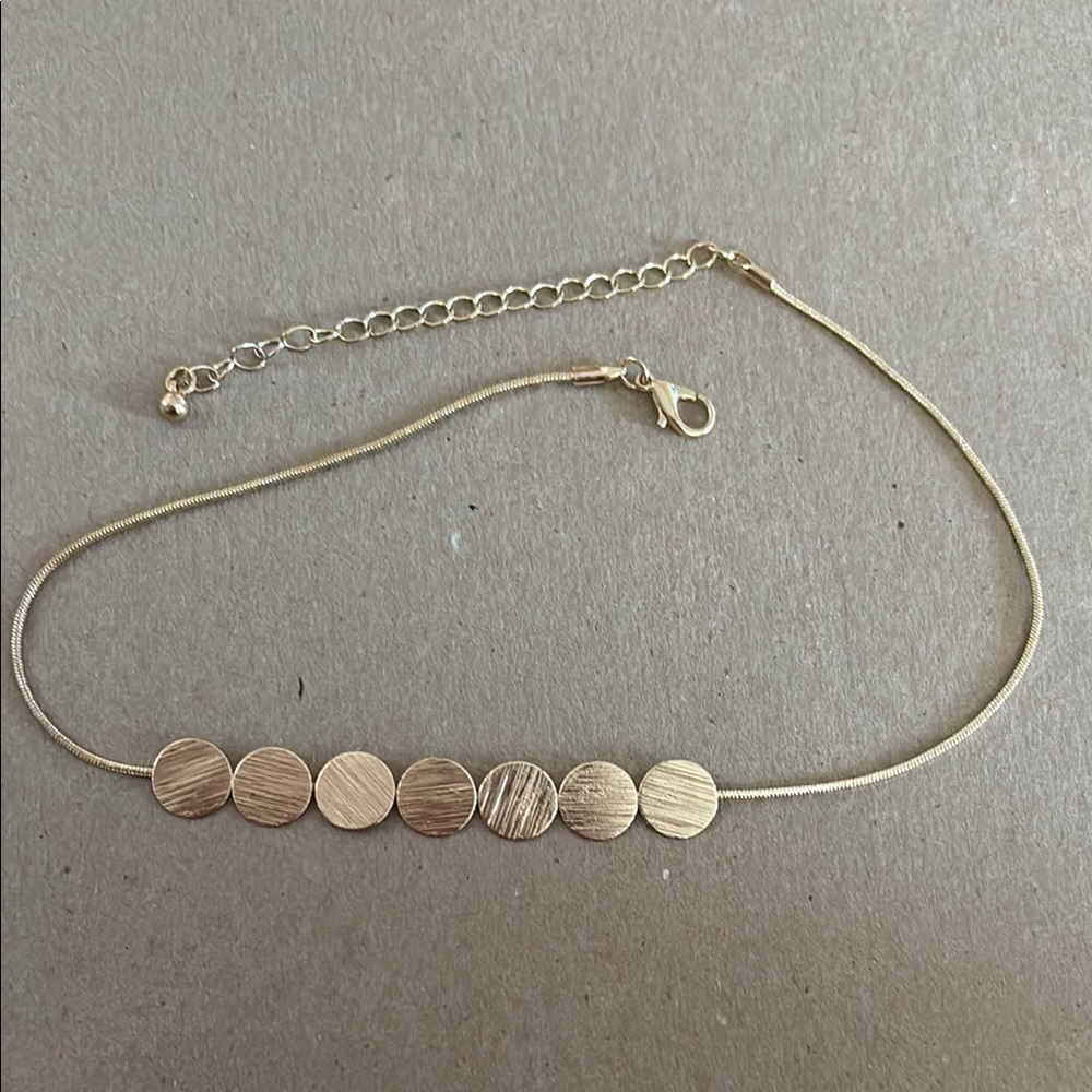Elegant Gold Disc necklace